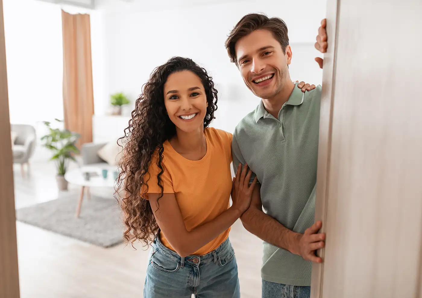 Un couple accueille son conseiller Jeanbrun.immo dans son logement